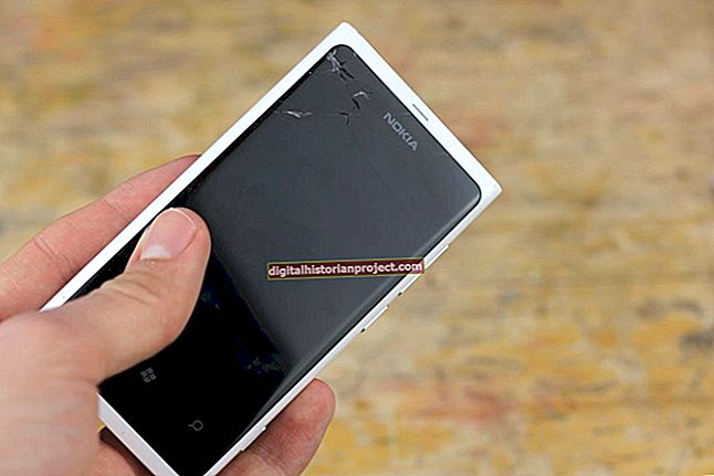 Paano Ihihinto ang isang Crack sa iPhone Mula sa Pagkalat