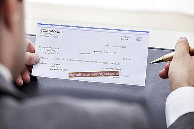 Os cheques da folha de pagamento devem ser endossados ​​ao depositar?